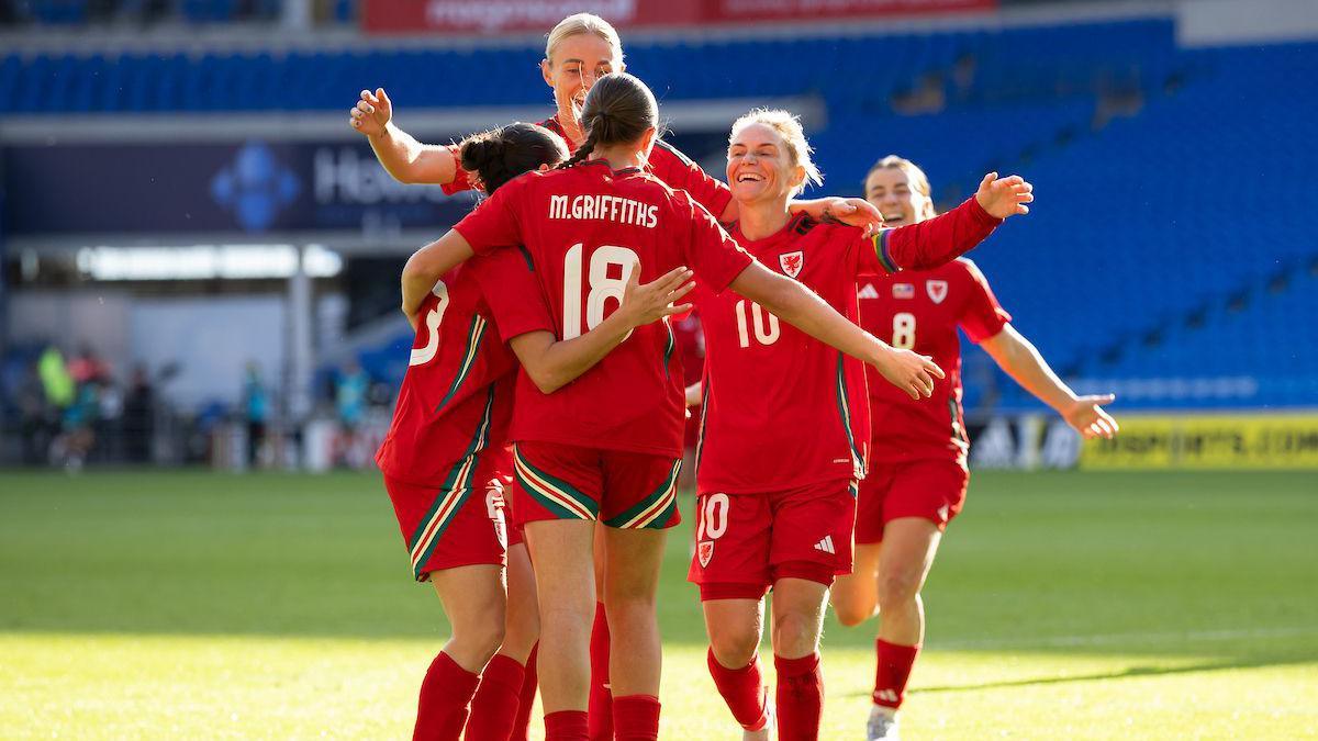Chwaraewyr Cymru yn dathlu gôl Mared Griffiths yn erbyn Awstralia