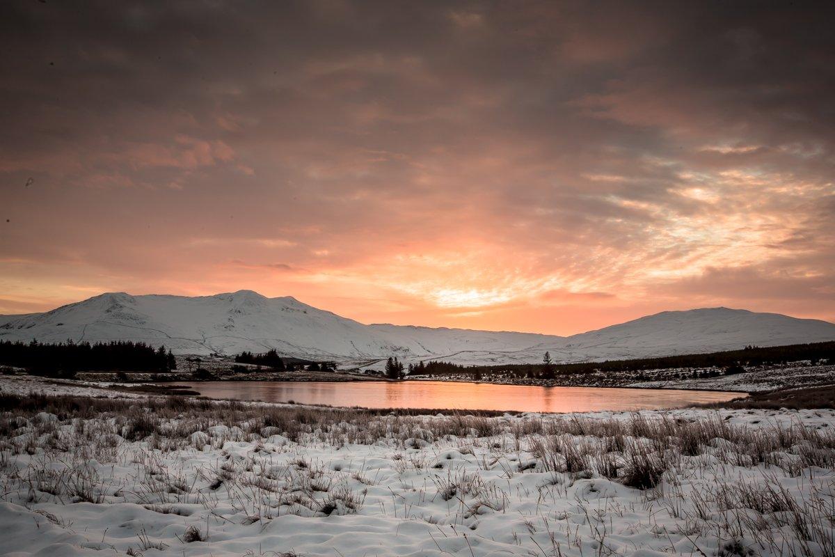 Arenig fawr a Llyn Tryweryn dan flanced o eira // The Arenig and Lake Tryweryn under a blanket of snow