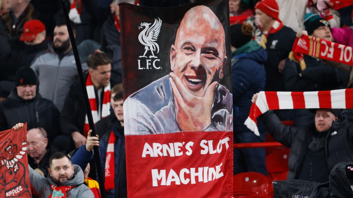 Do Liverpool fans think Slot is under pressure?