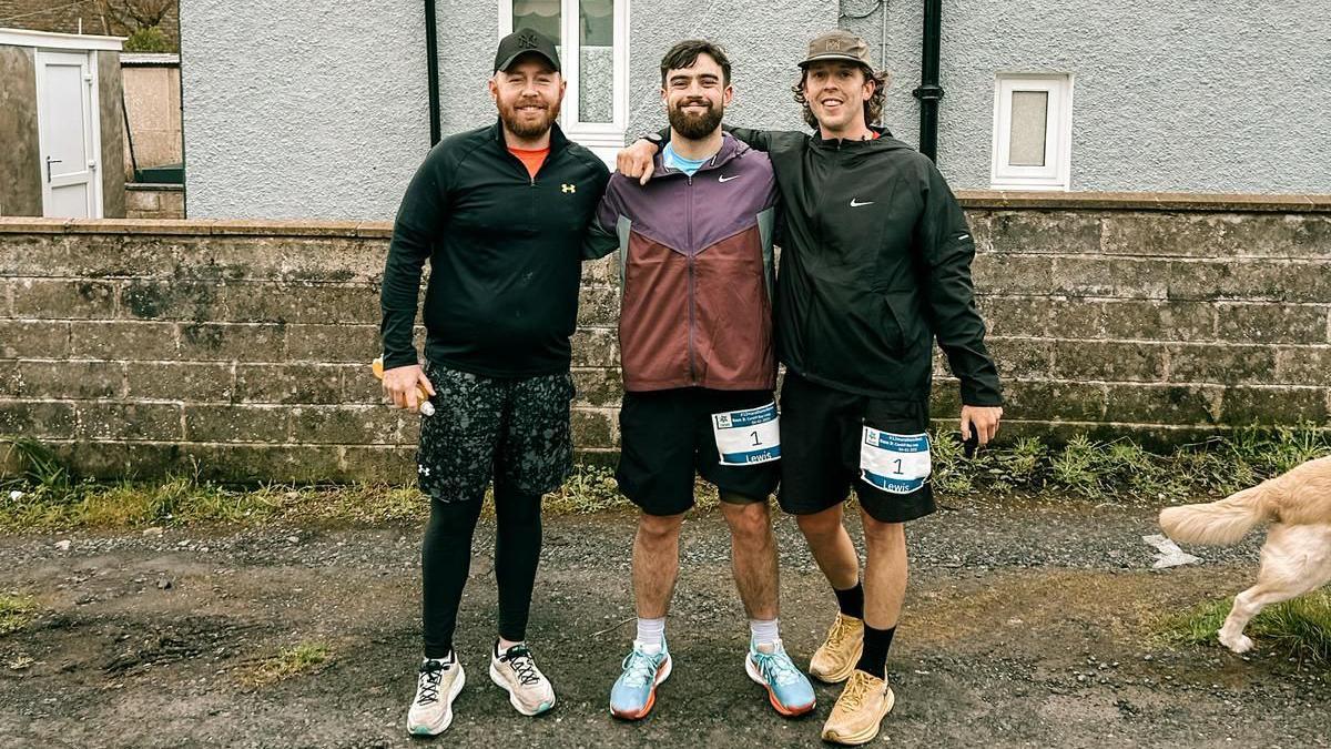 Phil a Steffan ac Elliot