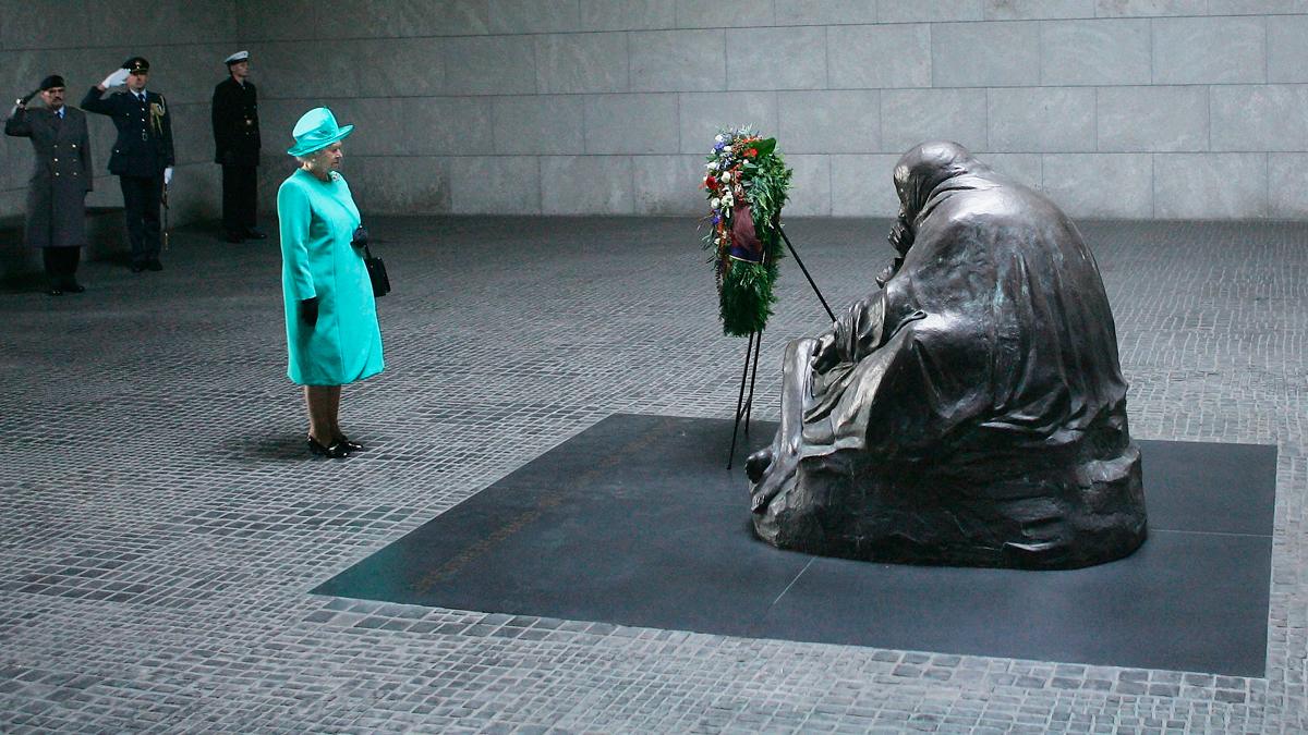 Queen Elizabeth II at the Neue Wache, 2004