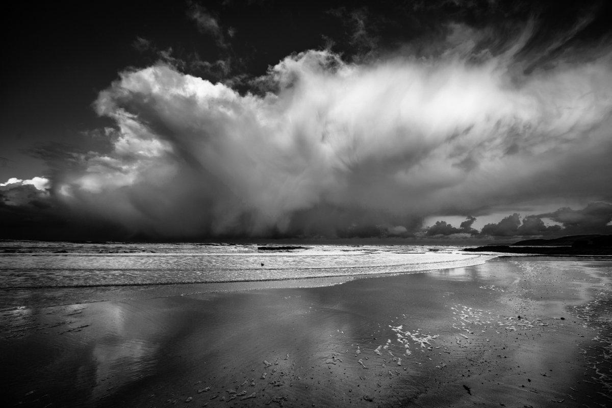 cwmwl o eira // Snow cloud over Benllech on Anglesey