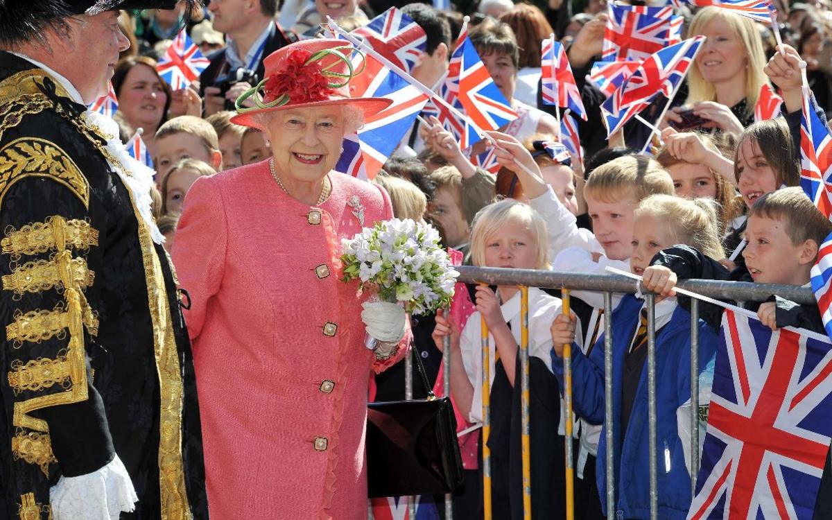 Queen greets schoolchildren in Birmingham