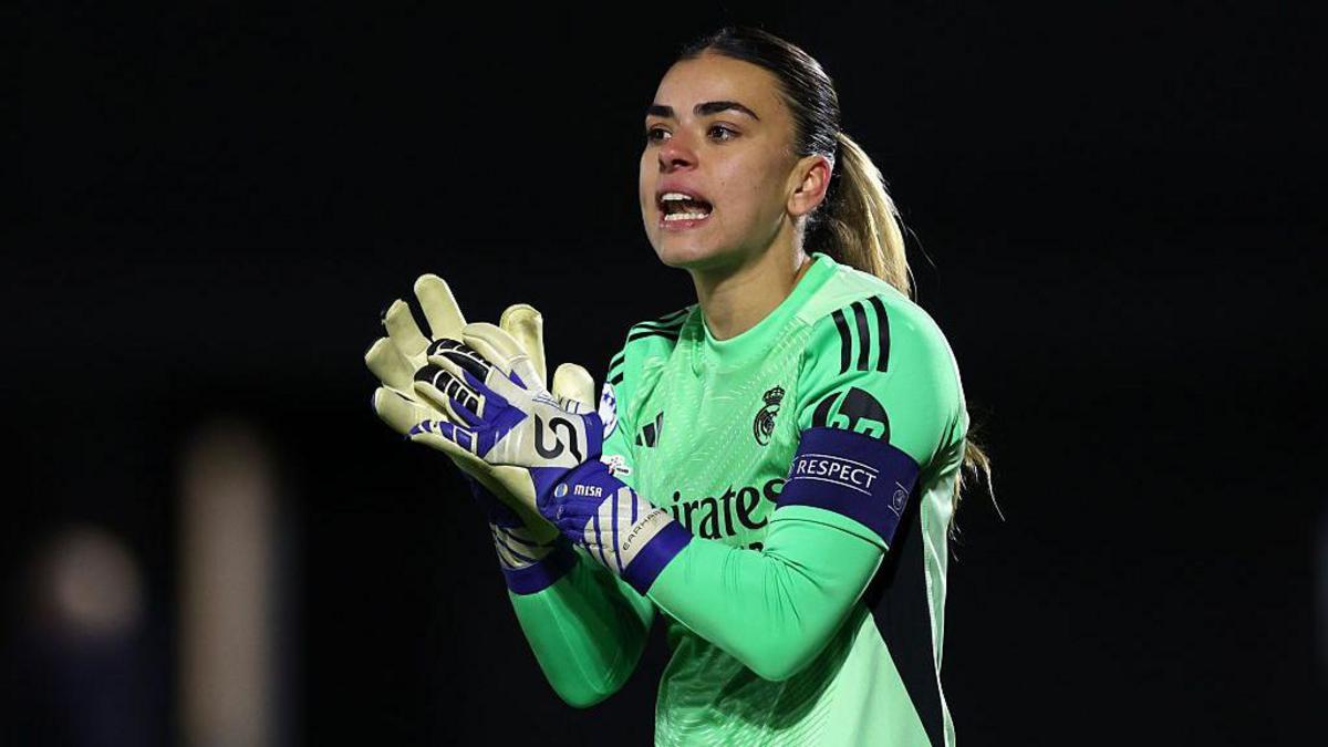 Arsenal sign Spain keeper Rodriguez on free transfer