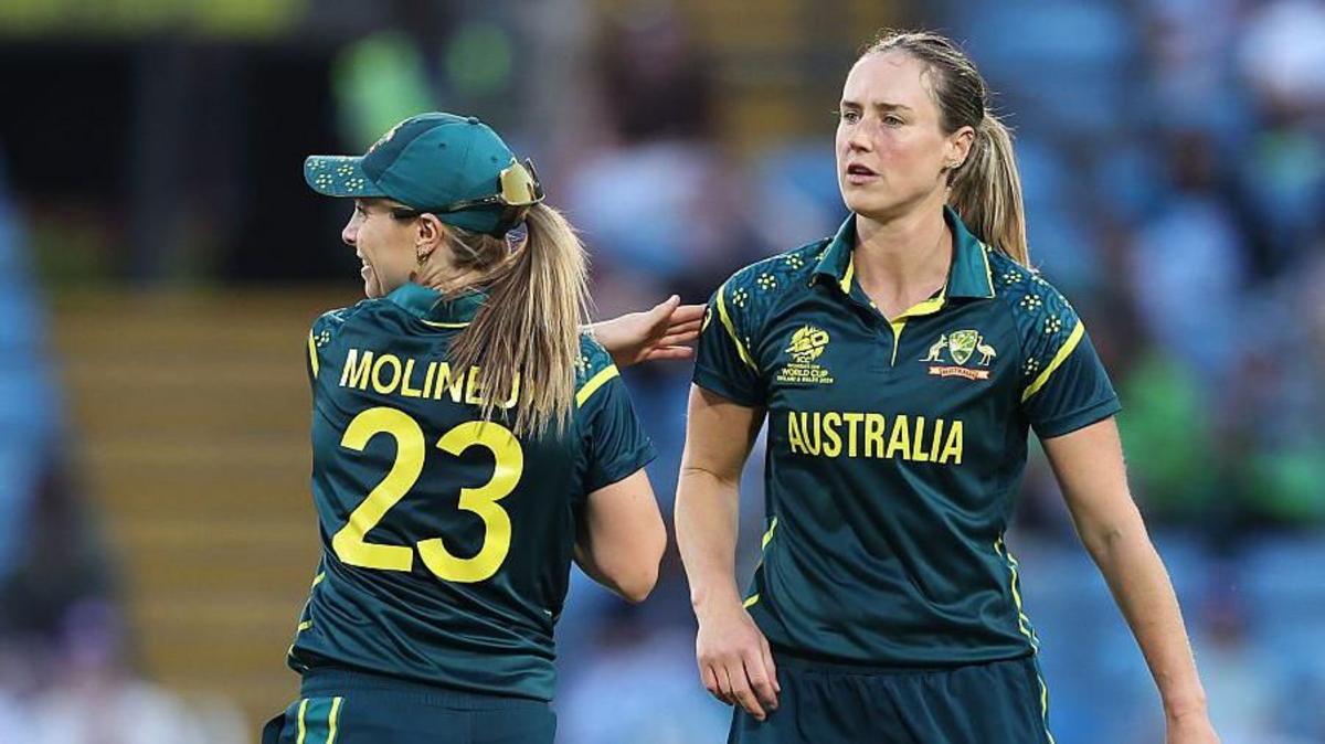Australia thrash Pakistan to edge closer to semis