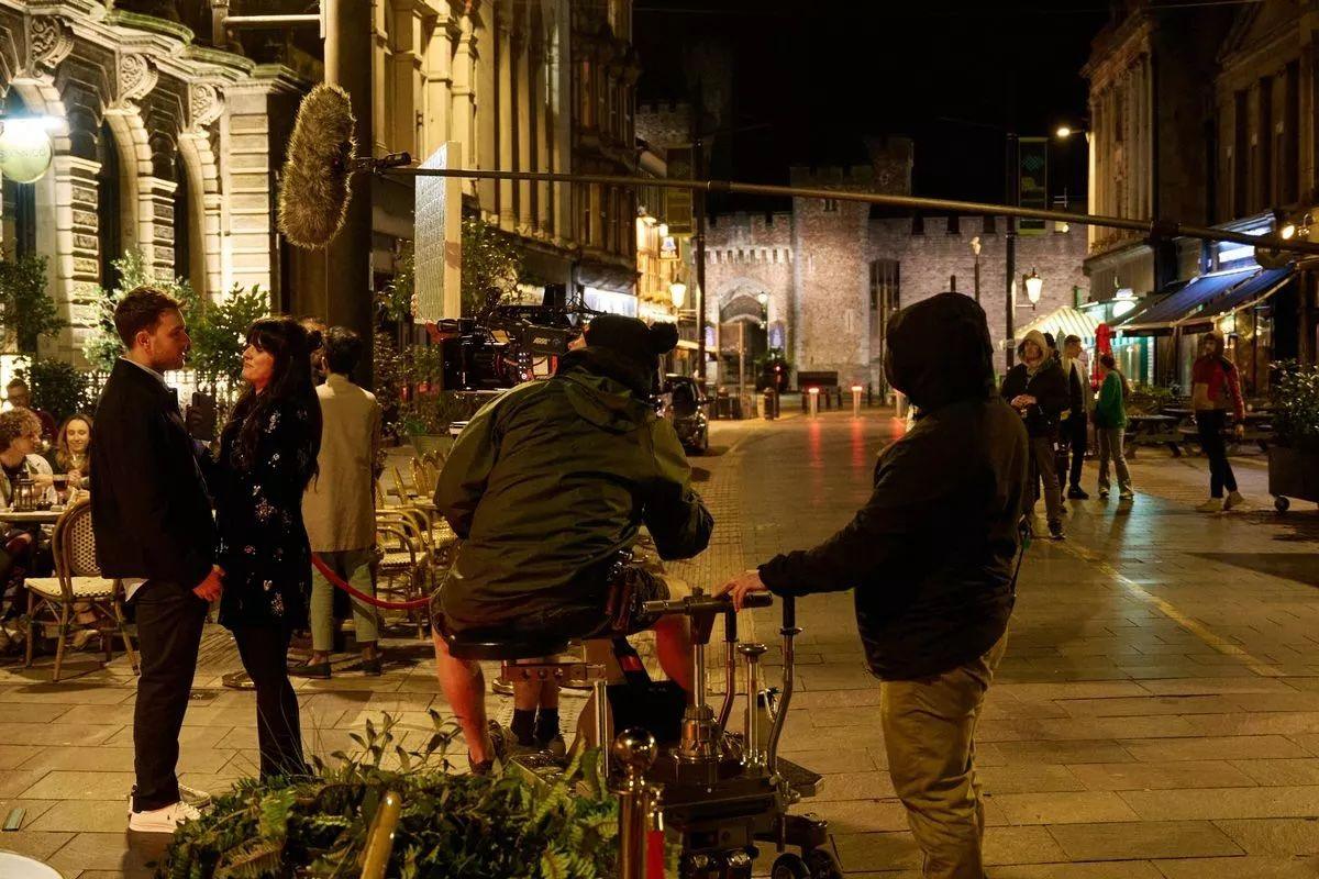 Ffilmio ar High Street Caerdydd