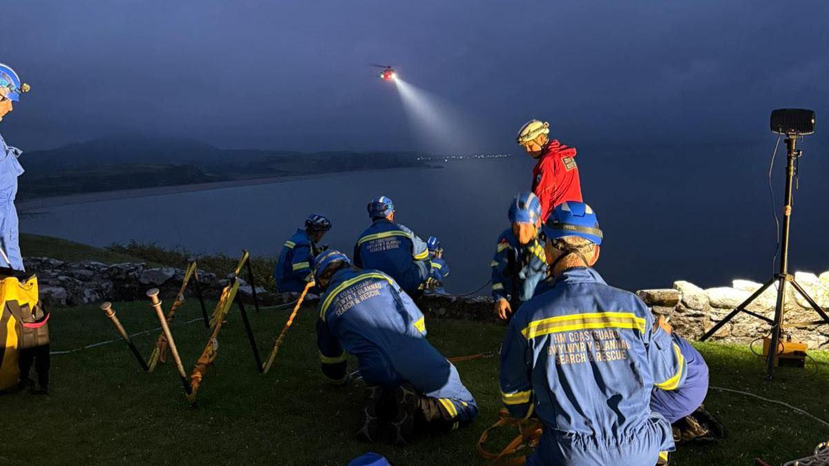 Gwylwyr y Glannau ar glogwyn Castell Cricieth