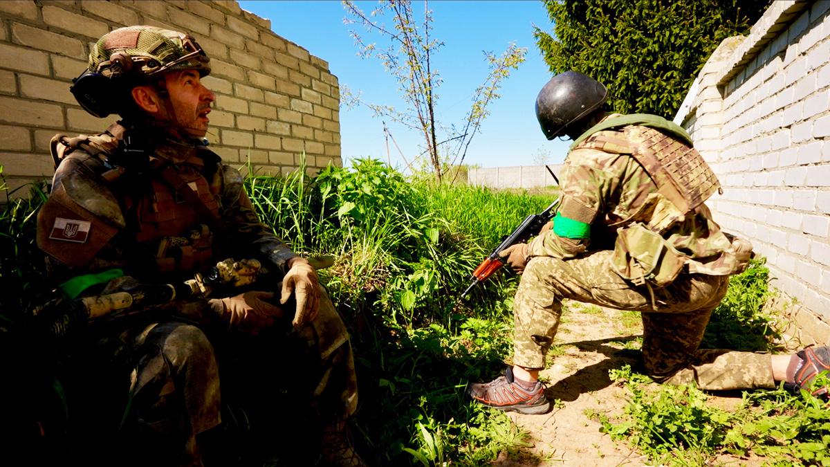 Ukrainian troops on the front line near Kharkiv