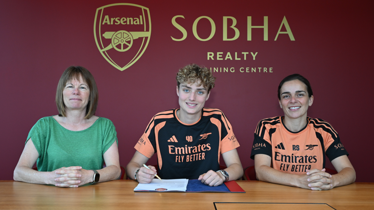 Isabella Damm signing for Arsenal