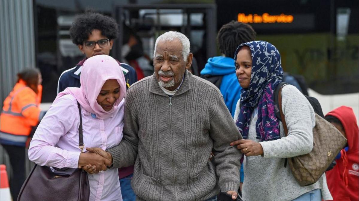 Evacuees arriving in England