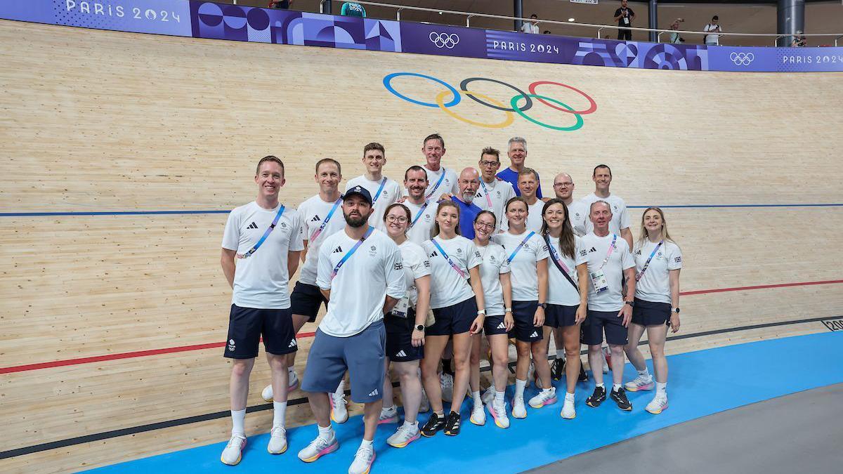 Staff Seiclo Prydain yn y felodrom ym Mharis