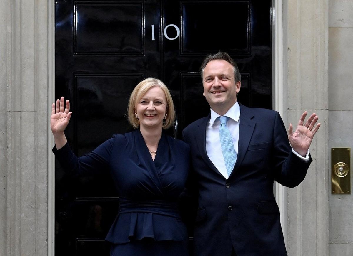 liz-truss-and-husband-outside-number-10.