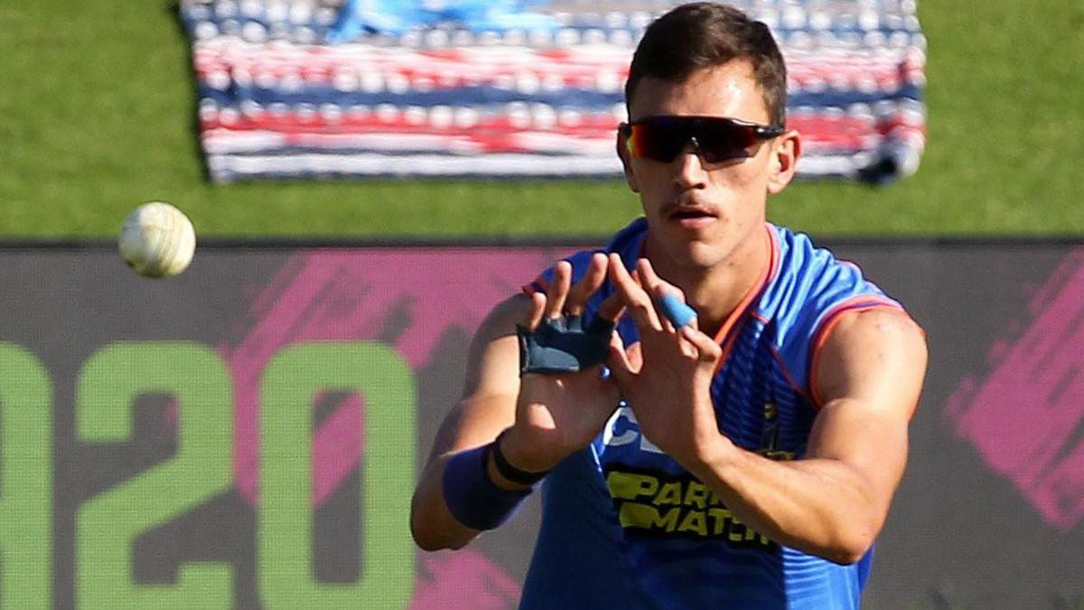 Duan Jansen catches a ball