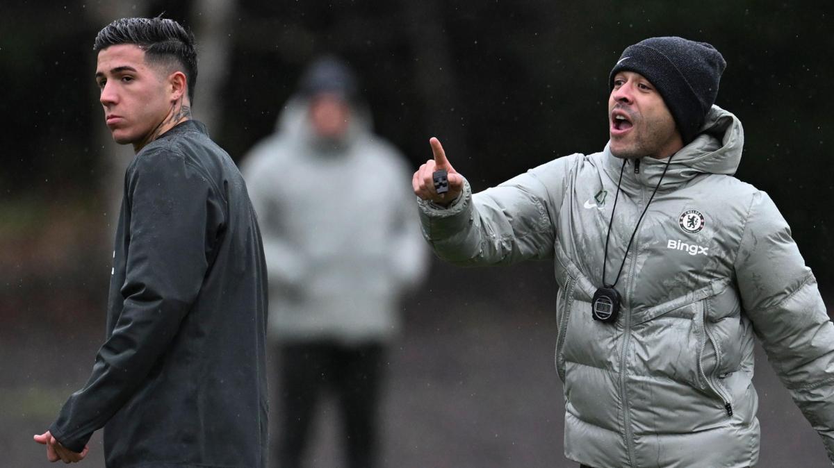 Rosenior defiende a Fernández y pide unión en Chelsea tras semana de pesadilla