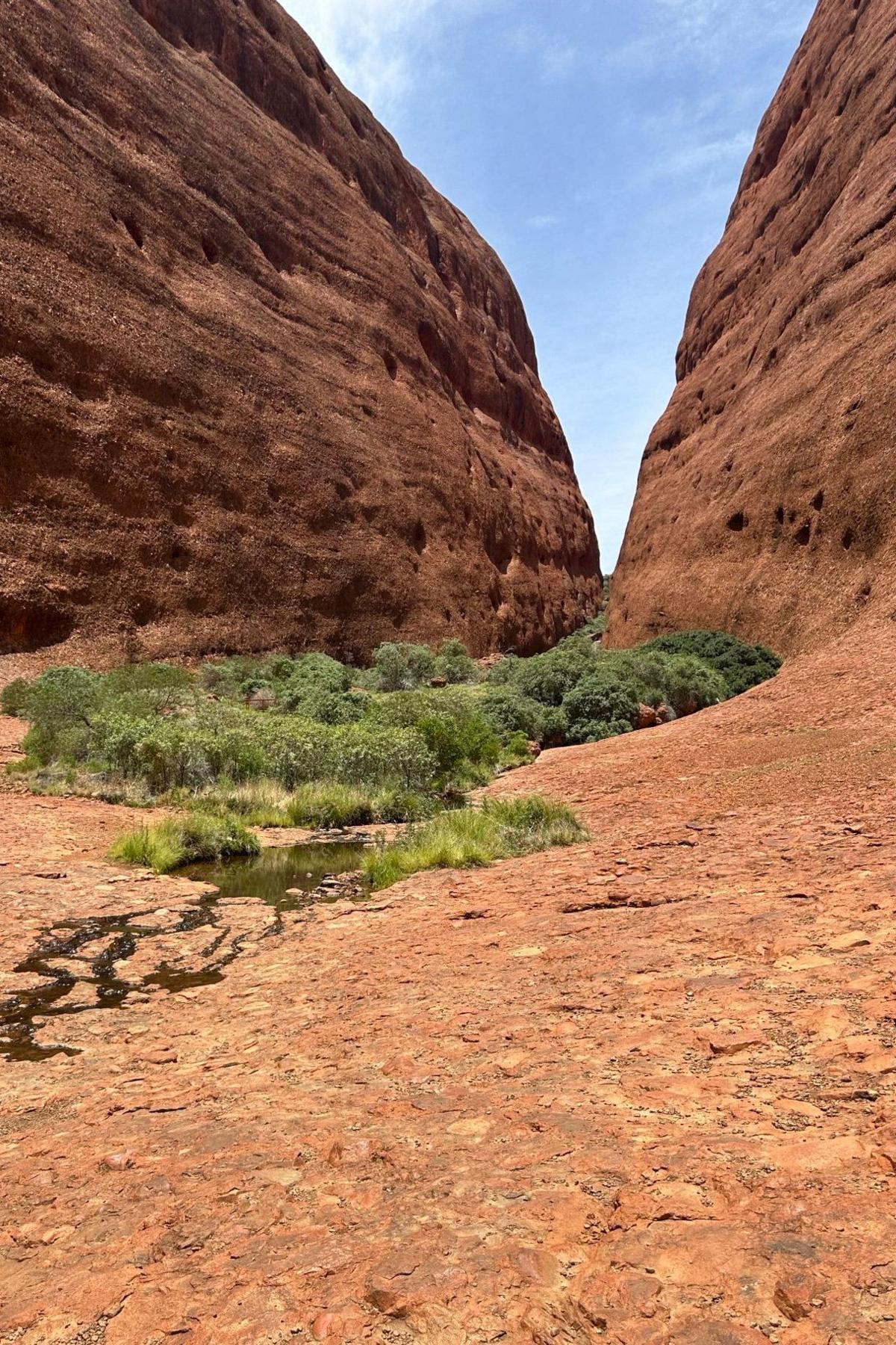 Parc Genedlaethol Kata Juta, cerdded yn ceunant Walpa Gorge, i rhoi parch i'r cymuned cynfrodorol mae'n nhw'n gofyn i chi cael yr ddwy ochr o'r ceunant yn pob llun rydech chi'n tynnu. 