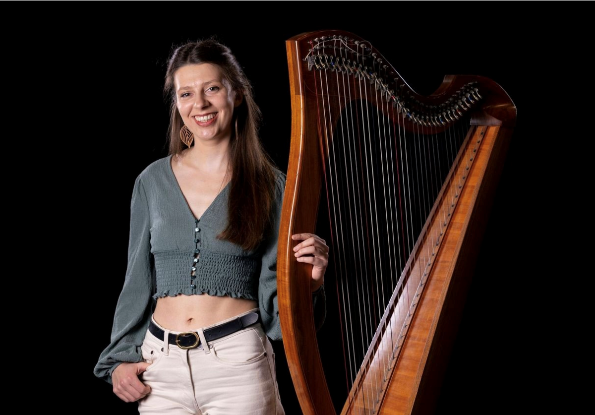 An clàrsair Rachel Groves