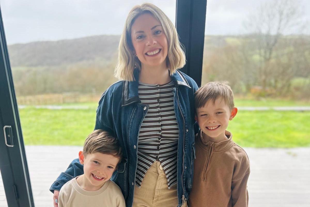 Cerys Colven gyda'i meibion Elis a Macsen