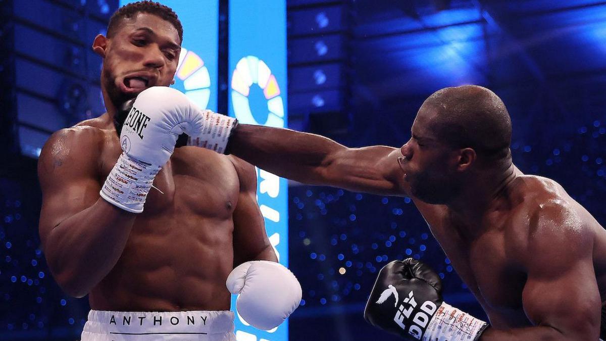 Anthony Joshua's face is shaken by a punch from Daniel Dubois