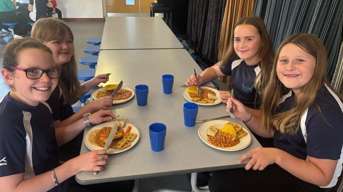 Merched ysgol y dderi