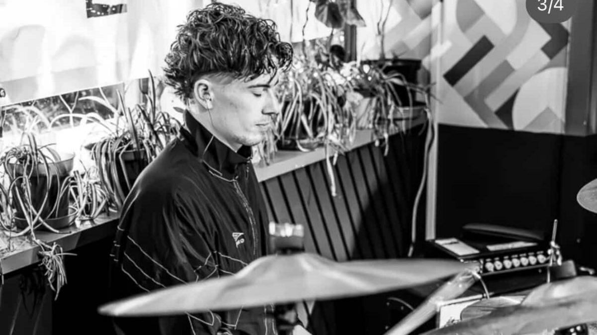 Osian Land yn chwarae drymiau