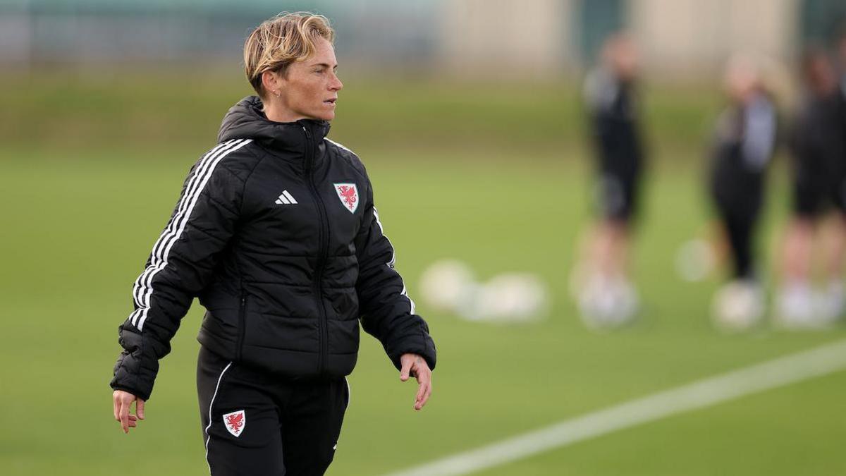 Jess Fishlock yn ystod sesiwn ymarfer Cymru cyn y gêm yn erbyn Czechia