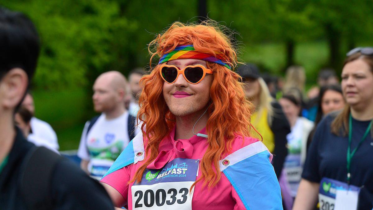 A runner in a wig 