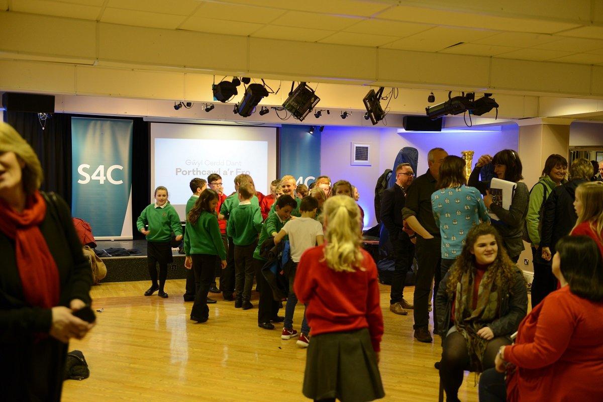 Mae hi'n brysur yng nghefn y llwyfan