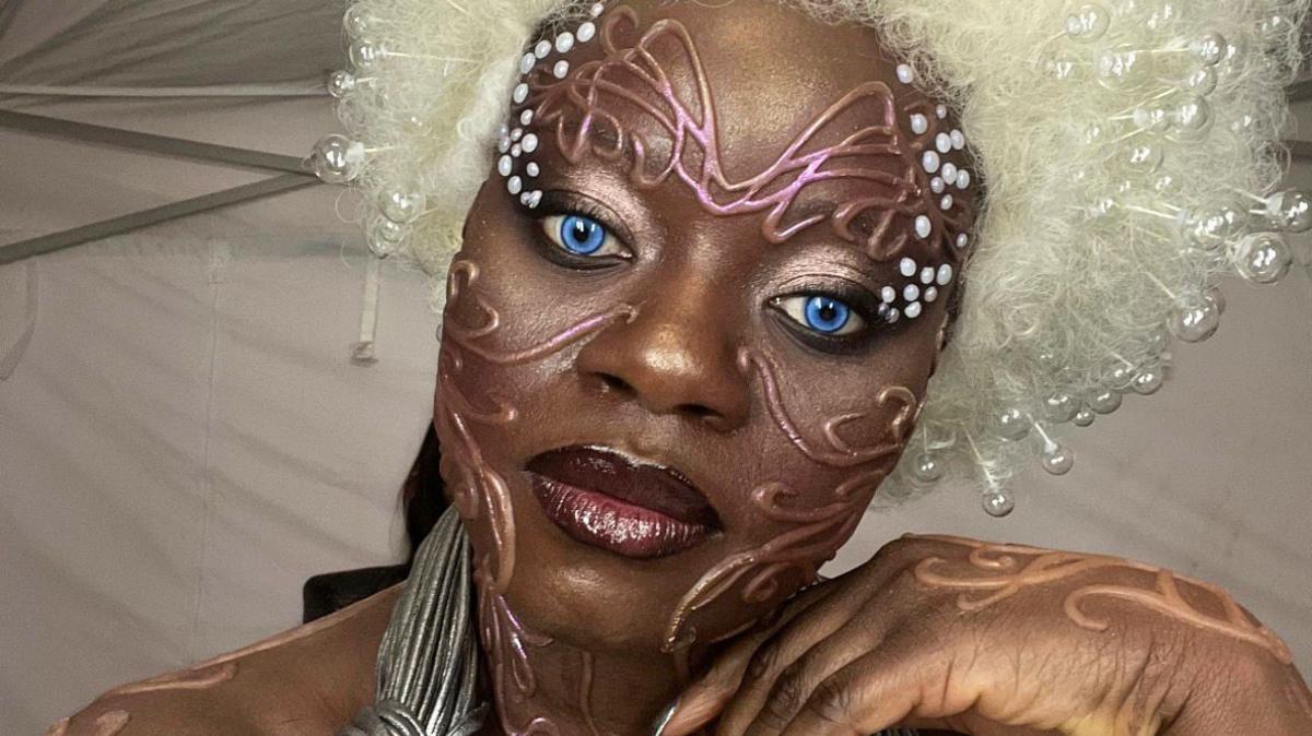 How a singer's chance encounter led to an alien experience in Hollywood