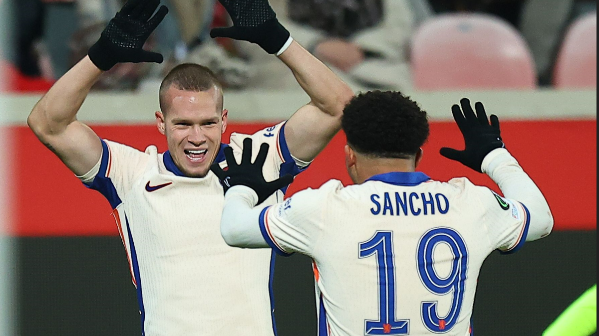 Chelsea's Mykhailo Mudryk celebrates scoring against Heidenheim in the Europa Conference League with team-mate Jadon Sancho