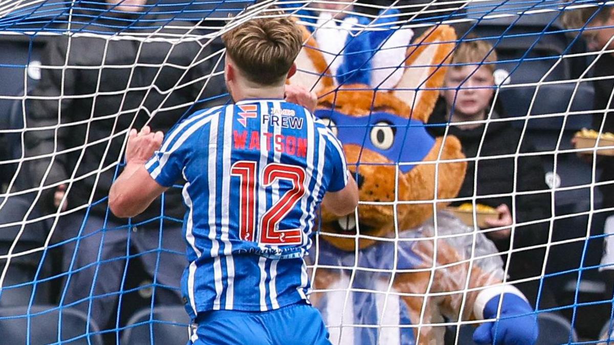 David Watson celebrates scoring against St Mirren
