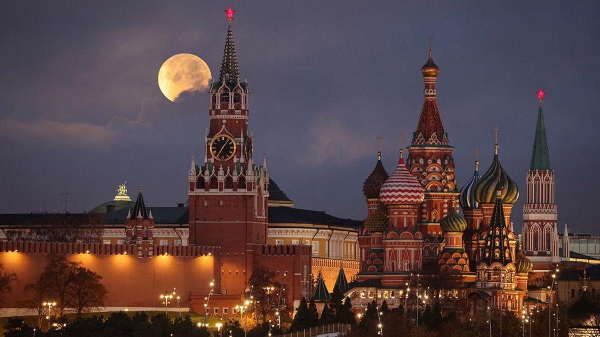 The Beaver Moon, a type of supermoon, sets behind Kremlin and St. Basil's Cathedral in Moscow, Russia November 5, 2025. REUTERS/Marina Lystseva