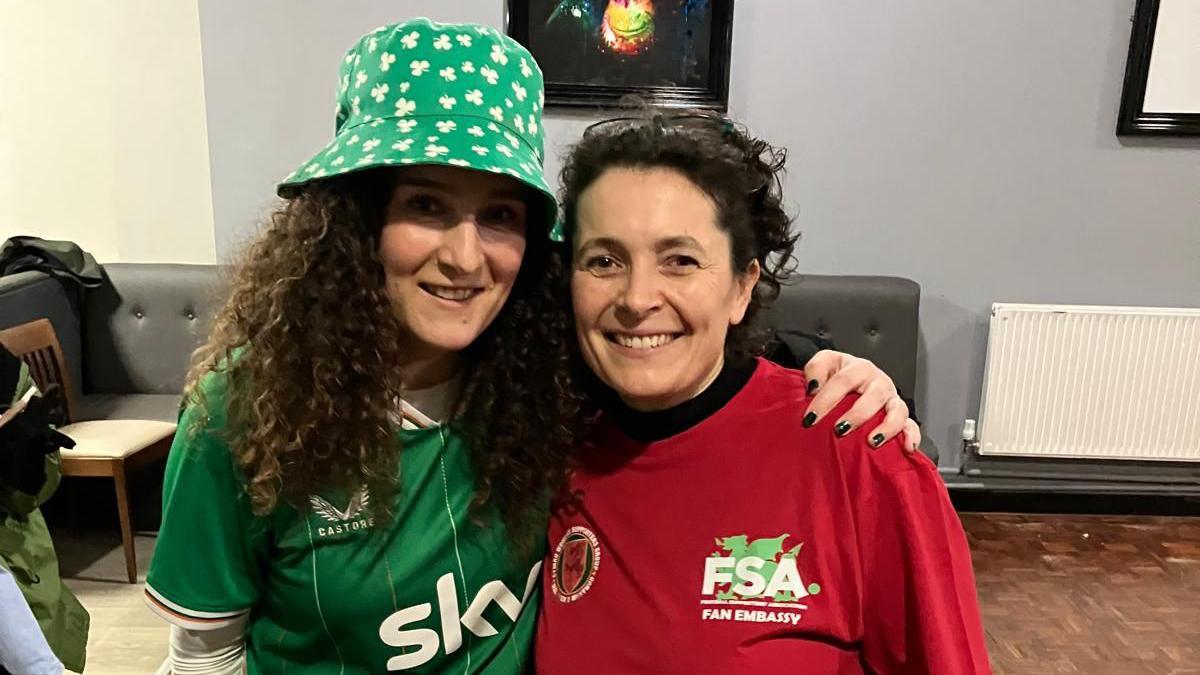 Dr Penny Miles (dde) gyda grŵp cefnogwyr cyn gêm gartref Cymru yn erbyn Iwerddon