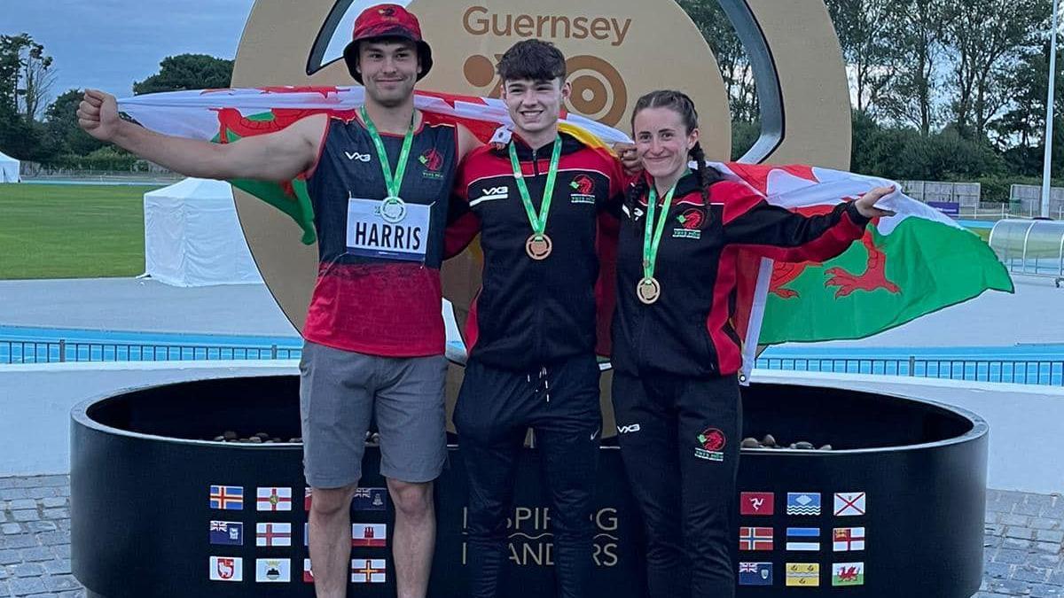 Athletwyr gyda'u medalau