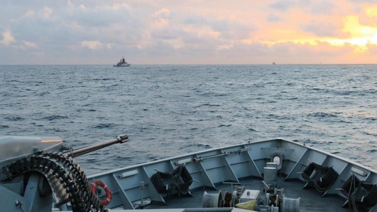 HMS Severn tracks Russia's RFN Stoikiy in the English Channel
