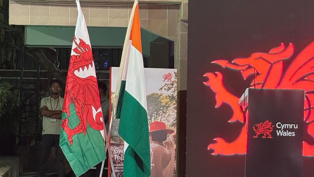 Baner Cymru ac India ochr wrth ochr