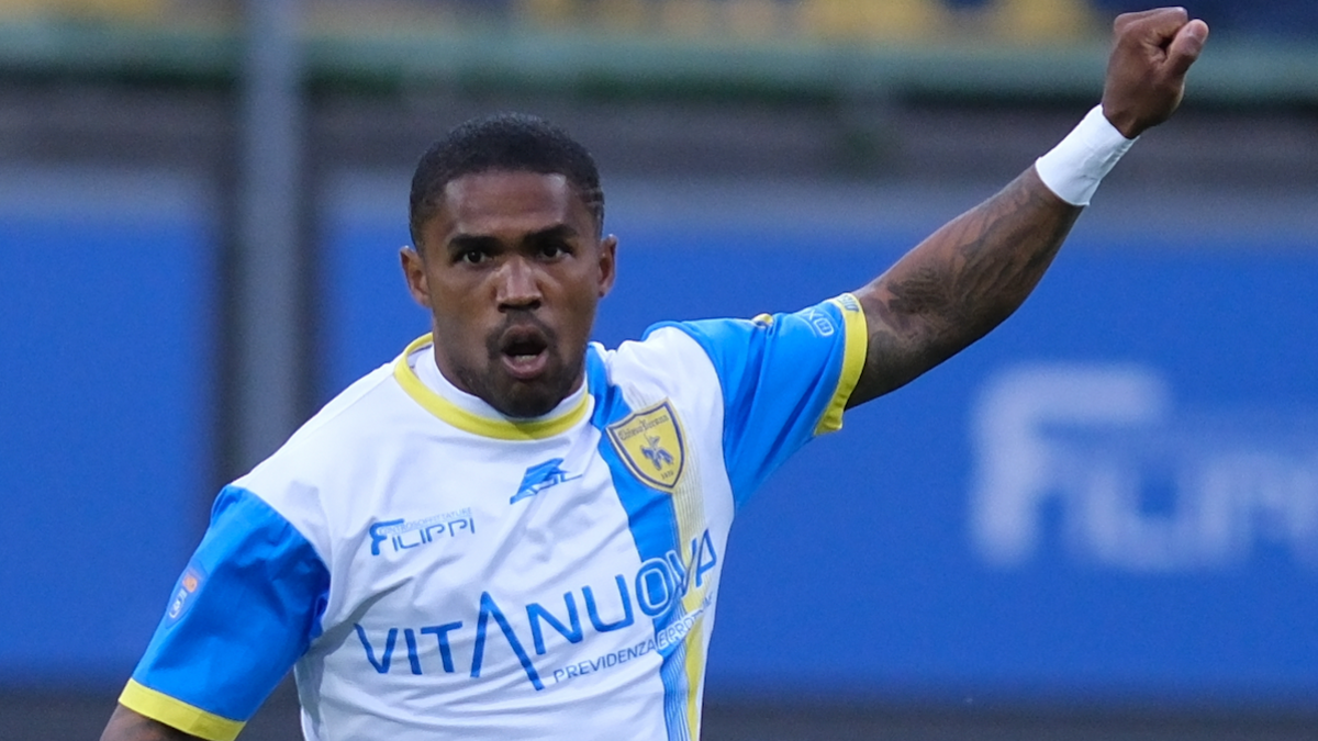 Douglas Costa in action for AC Chievo Verona