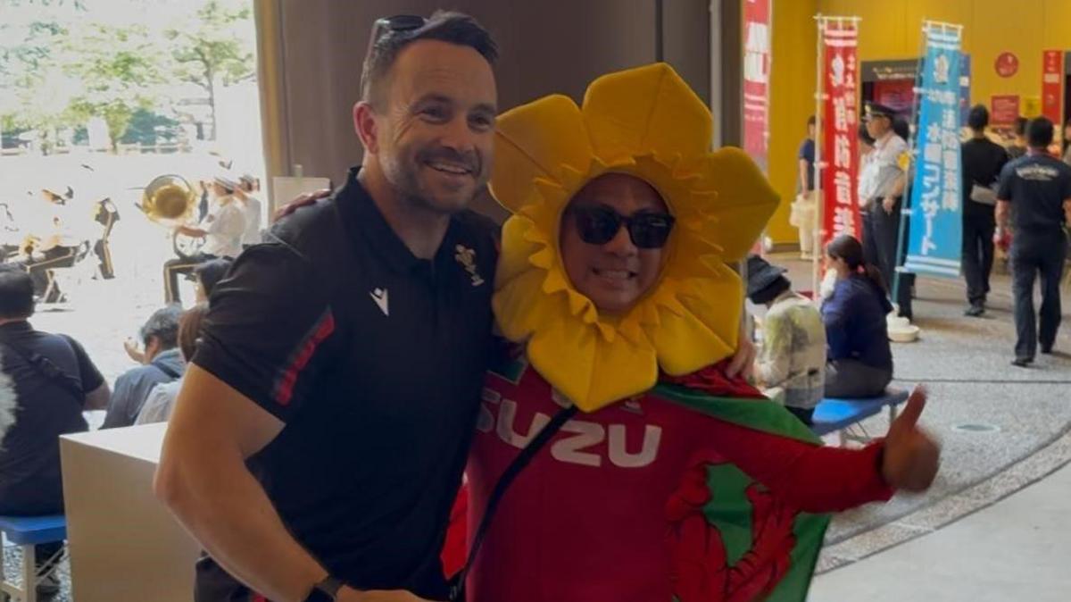 Rhys Williams with a Japanese fan dressed in Welsh kit
