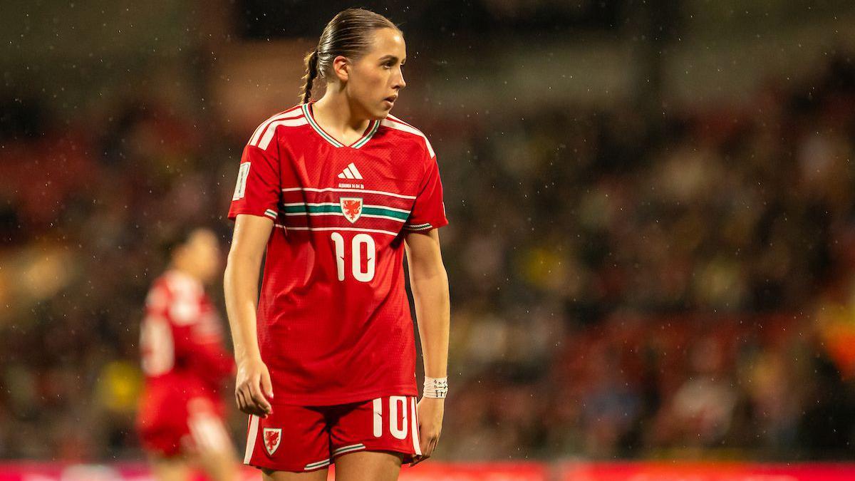 Mared Griffiths yn chwarae ym muddugoliaeth Cymru o 4-0 yn erbyn Albania ar Y Cae Ras yn Wrecsam