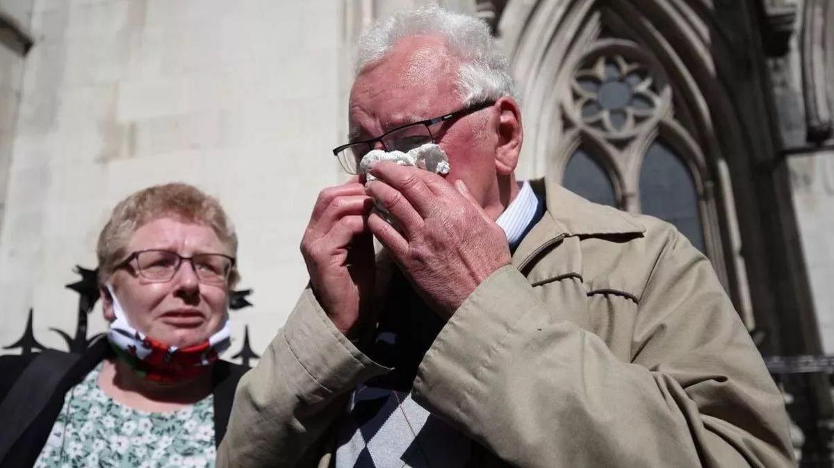 Noel Thomas a'i ferch Sian y tu allan i'r llys yn Llundain ar ôl y dyfarniad i ddiddymu ei euogfarn yn 2021