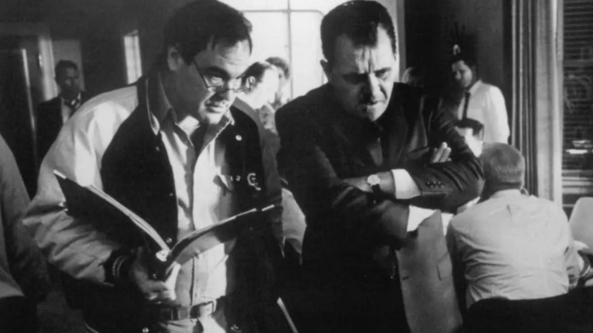 Anthony Hopkins gyda'r cyfarwyddwr Oliver Stone tra'n ffilmio Nixon