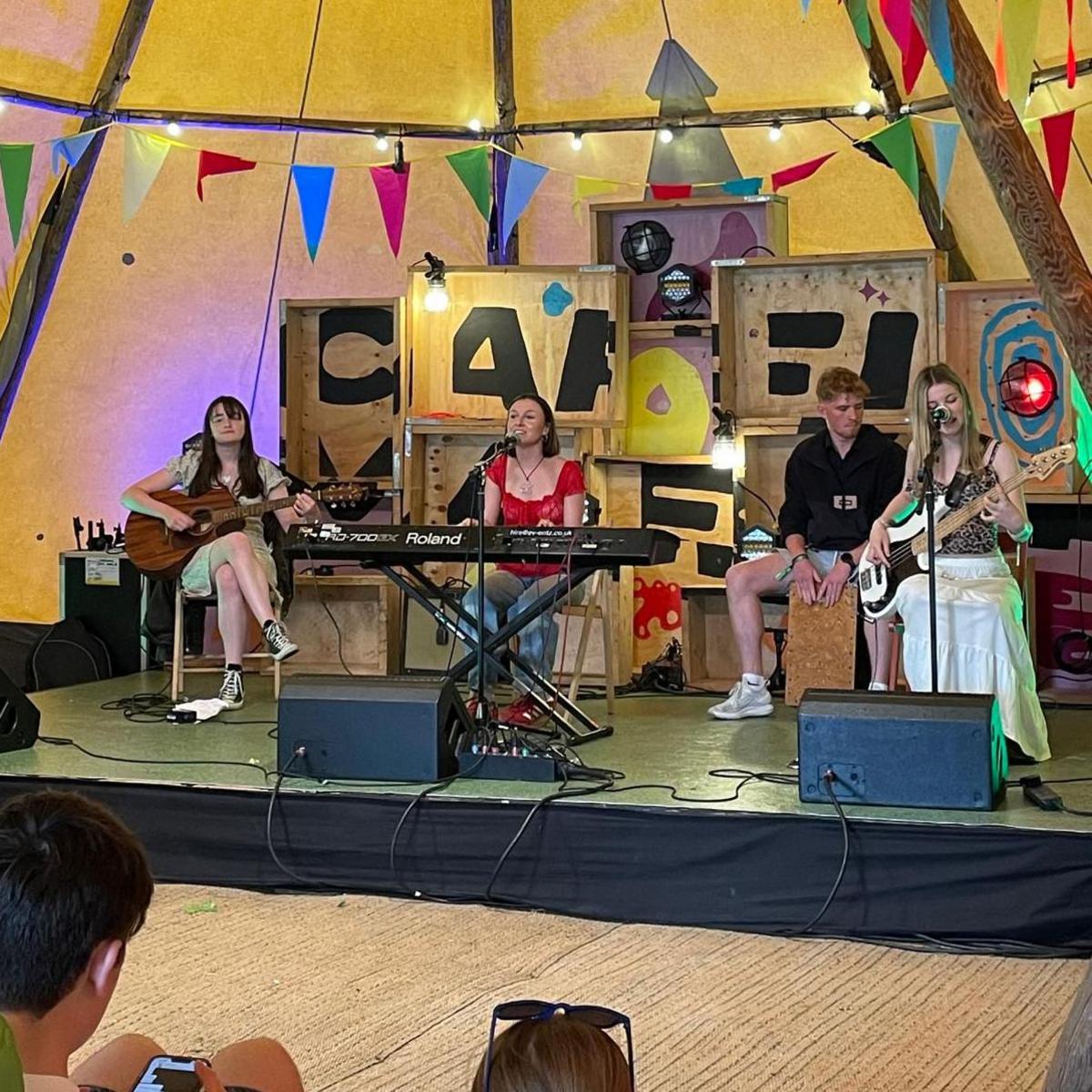 Alis a'i band yn chwarae yng Nghaffi Maes B yn Eisteddfod Genedlaethol Wrecsam 2025