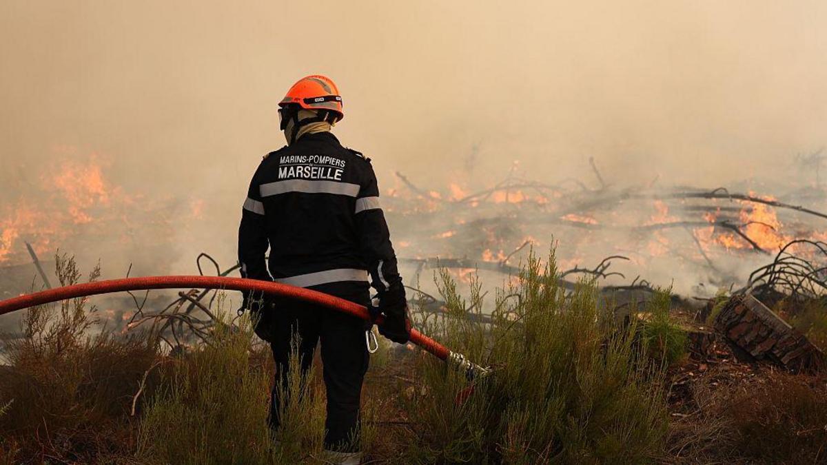 Firefighters battle wildfire as tens of thousands evacuated near Bordeaux