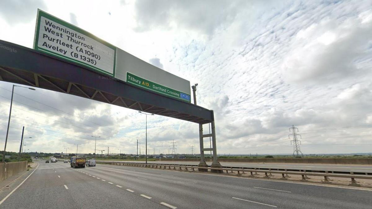 Rainham: Police appeal after three die in A13 crash - BBC News