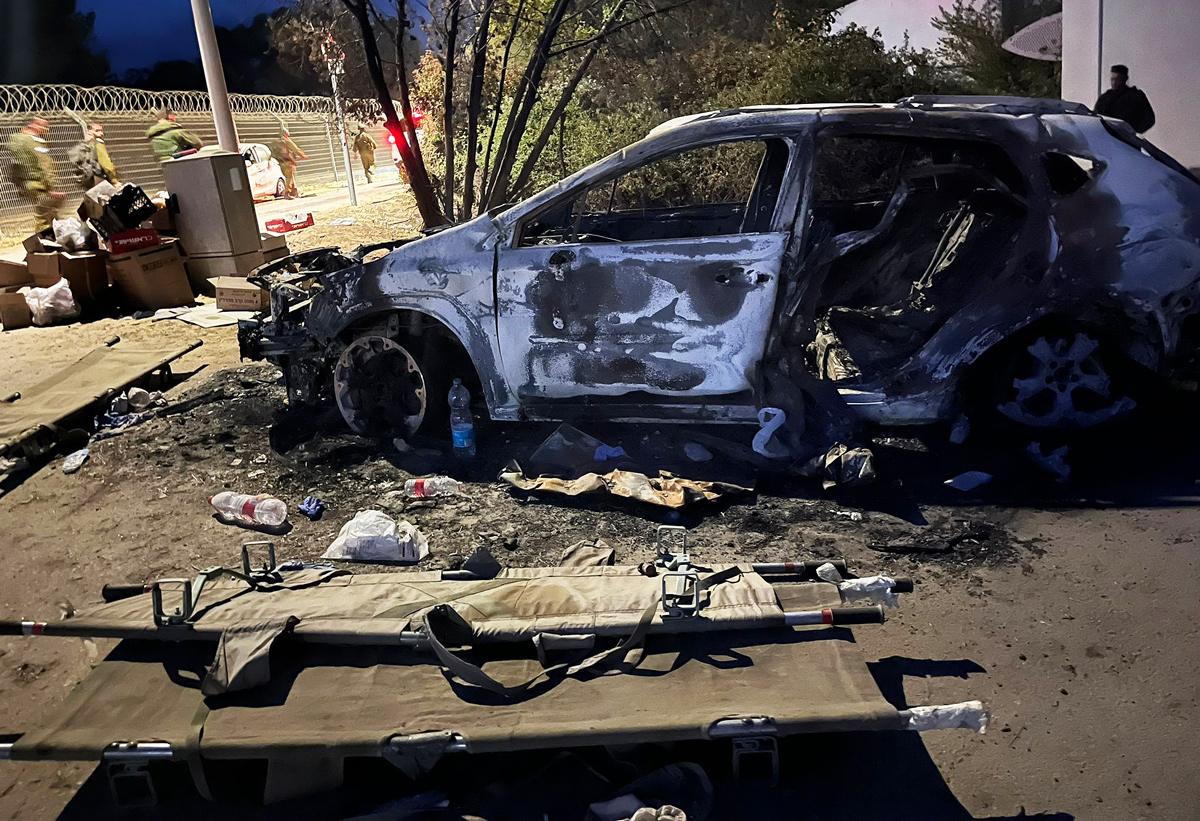 A burnt out car in kibbutz Be'eri