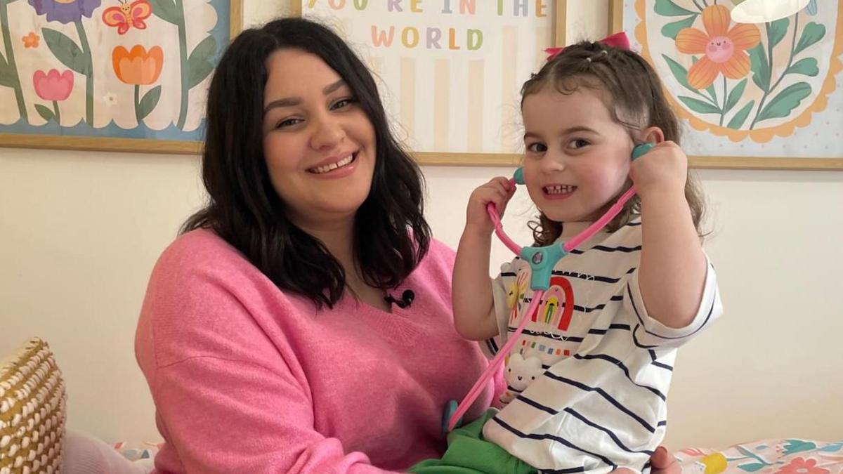 Sofii Lewis a'i merch