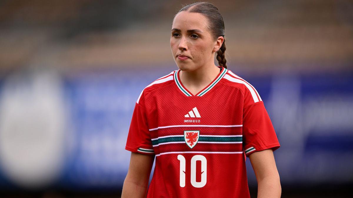 Mared Griffiths yn chwarae dros Gymru yn erbyn y Swistir yn 2005