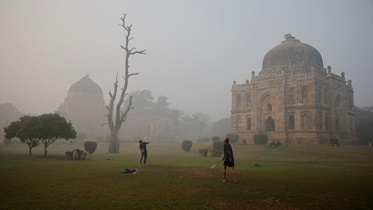 FILE PHOTO: Men play badminton at Lodhi Garden while the sky is enveloped with smog after Delhi's air quality turned "hazardous" due to alarming air pollution, in New Delhi, India, November 15, 2024. REUTERS/Anushree Fadnavis/File Photo