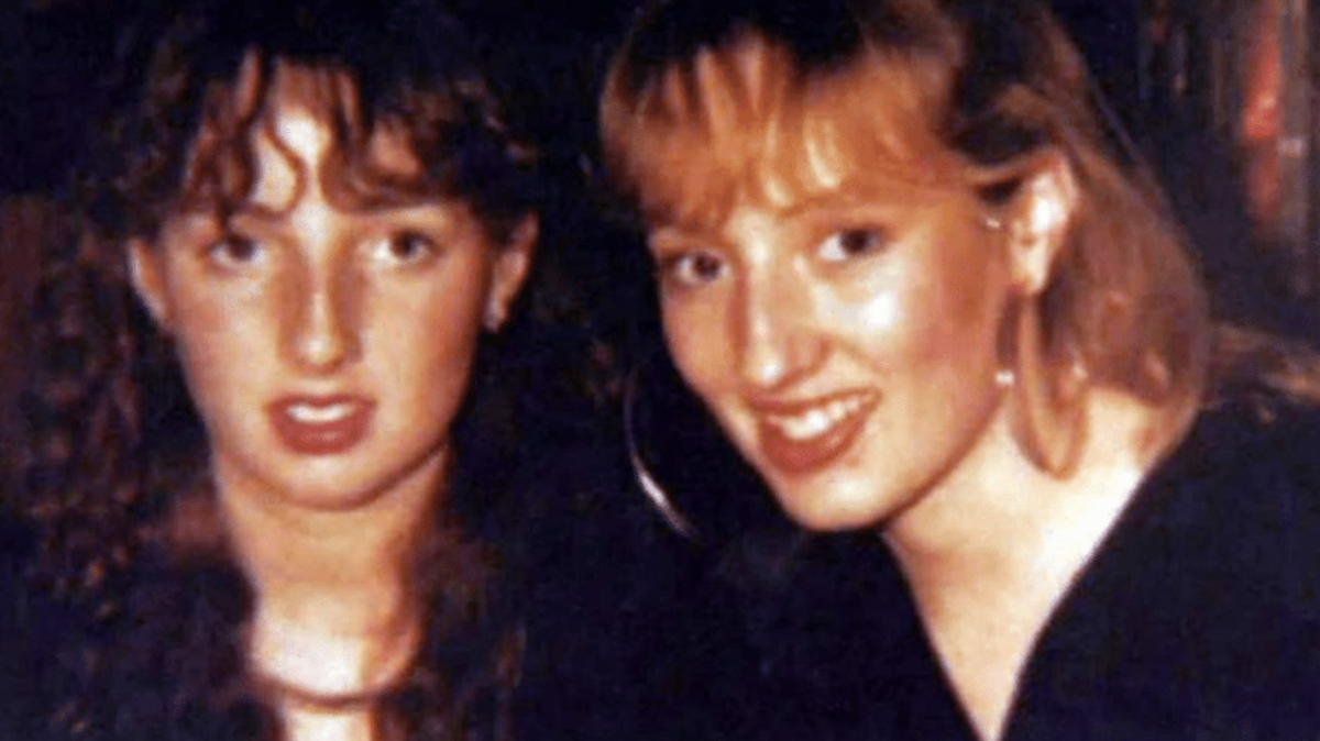 Victoria Hicks, 15, and her 19-year-old sister Sarah pose for a family photo