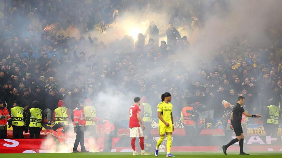 UEFA sanciona a Fenerbahçe con multa y veto a aficionados visitantes tras incidentes ante el Nottingham Forest