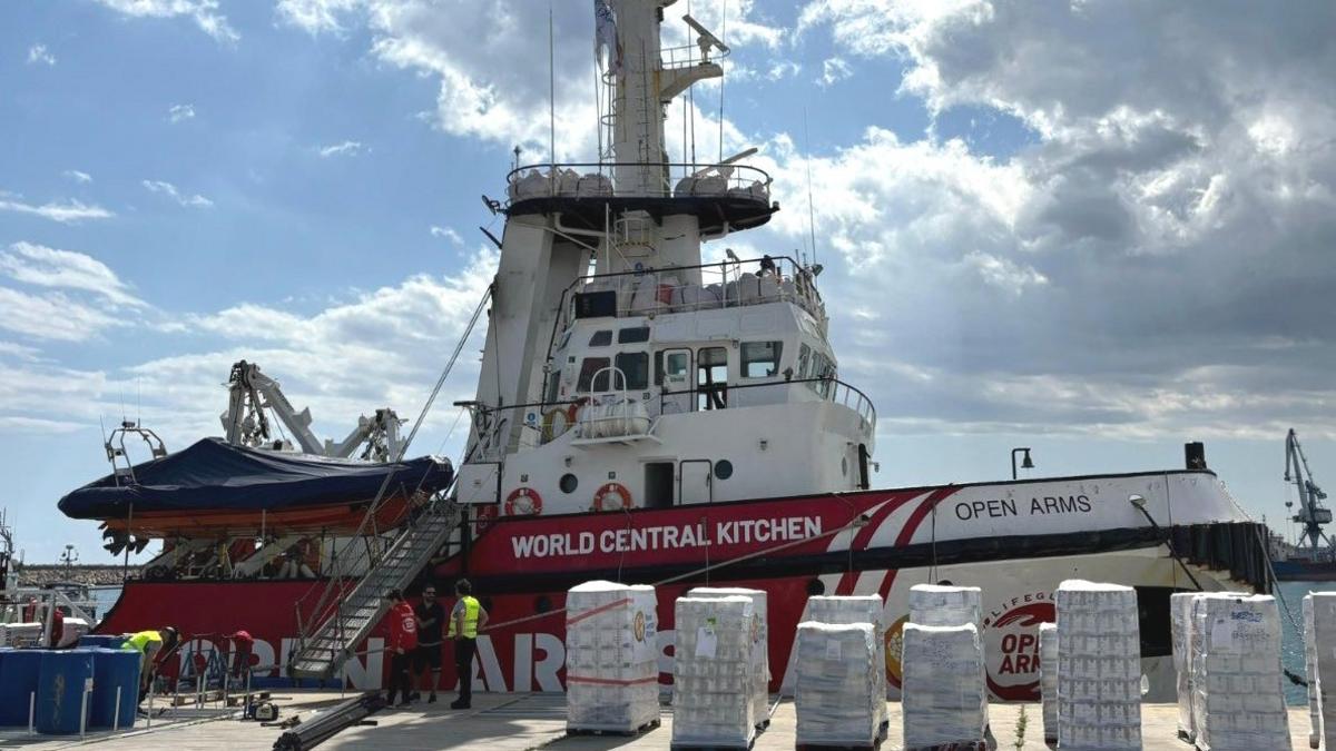 Picture of a ship with pallets of food in front of it